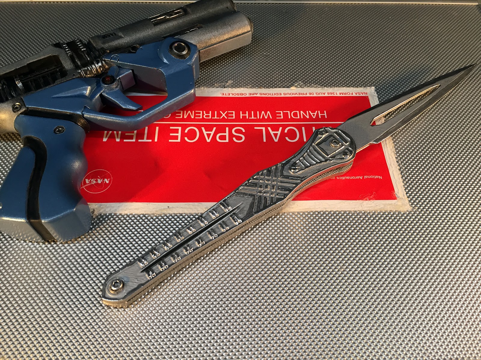 Luv's Switchblade Replicant Prop Hunter
