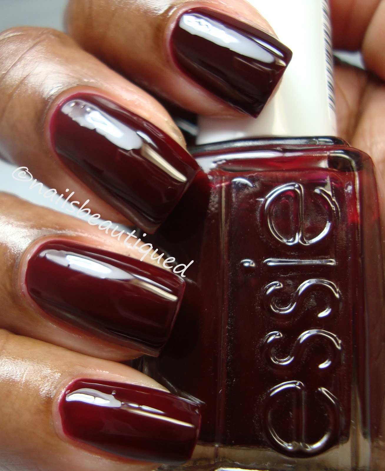Rad oxblood. Oxblood цвет. Chanel rouge Noir CND Oxblood. Essie темно вишневый. Oxblood цвет лака для ногтей.