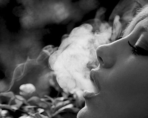 Hình ảnh khói thuốc buồn - Ảnh khói thuốc đẹp & nghệ thuật nhất