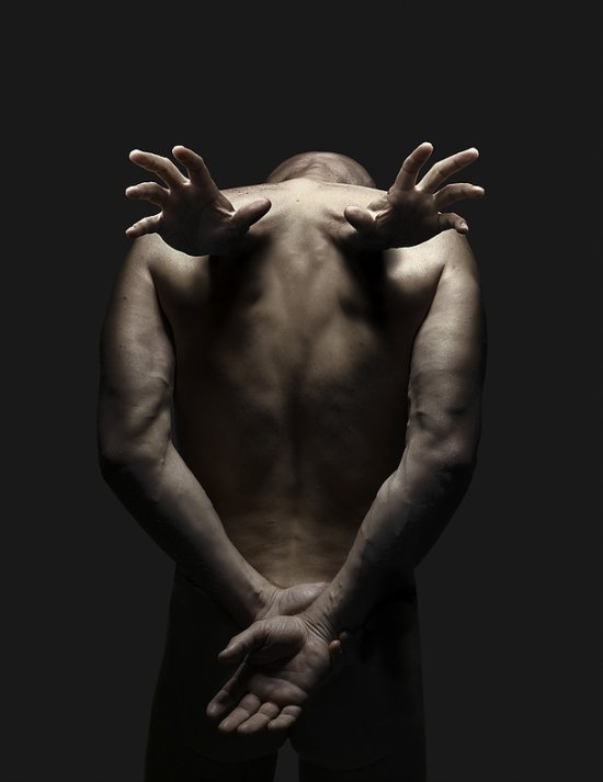 Mãos saindo pelo corpo nas bizarras fotografias e foto-manipulações de Babak Hosseiny e Jeffrey Vanhoutte Babak Hosseiny and Jeffrey Vanhoutte fotografia photoshop mãos saindo do corpo bizarro