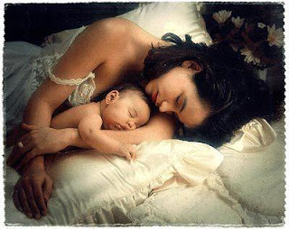 mamma e bambino che dormono abbracciati
