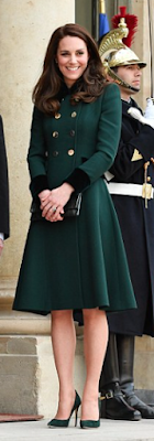 Manteau Catherine Walker / escarpins Emmy / pochette Etui
