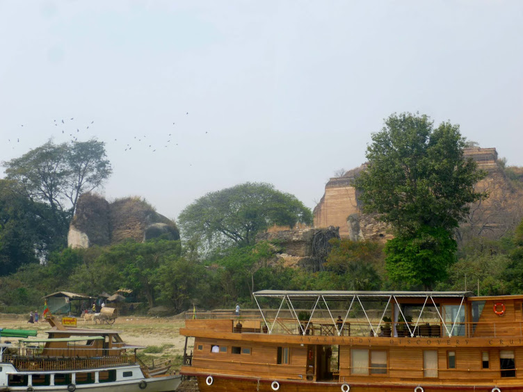 Dominant le fleuve, se dresse un stupa géant en brique  resté inachevé,