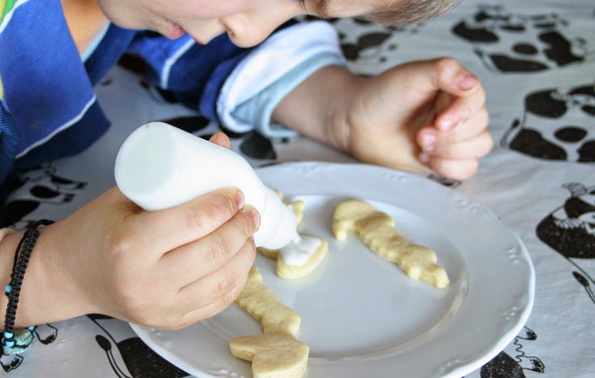 Decorando las galletas con glaseado blanco