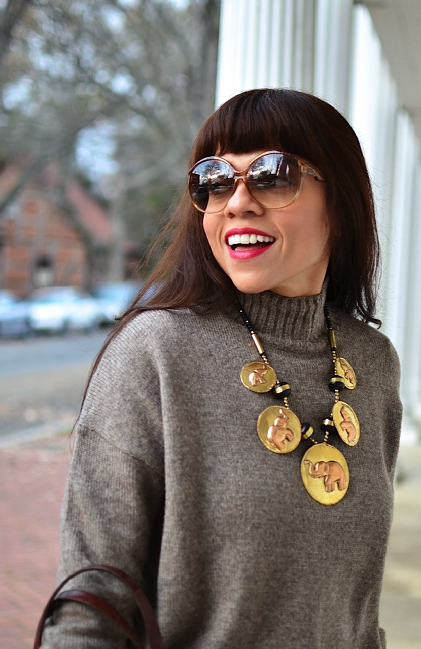 Outfit with oversized necklace 