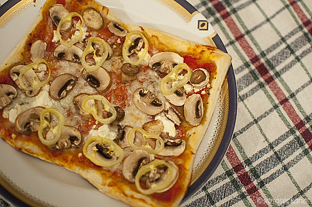 sitno seckano: Лисната пица / Puff pastry pizza