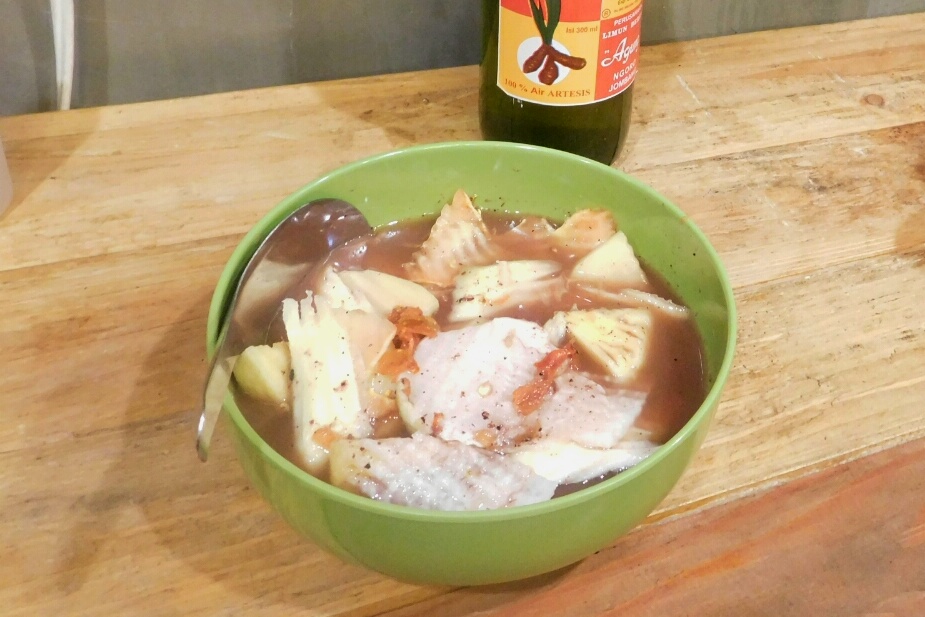 Warung Klasik Wasik Surabaya Menikmati Nasi Bali Dan Rujak Kuah Pindang Di Antara Barang Jadul