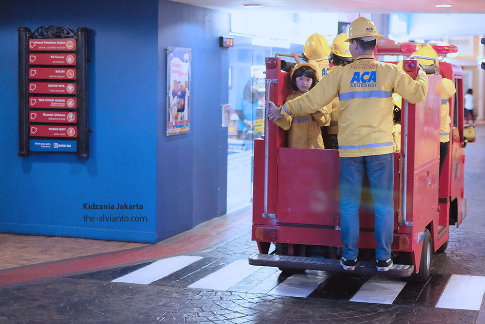 Кидзания в москве. Автобус кидзания. Air kidzania авиапарк. Кидзания город профессий. Kidzania мексика.