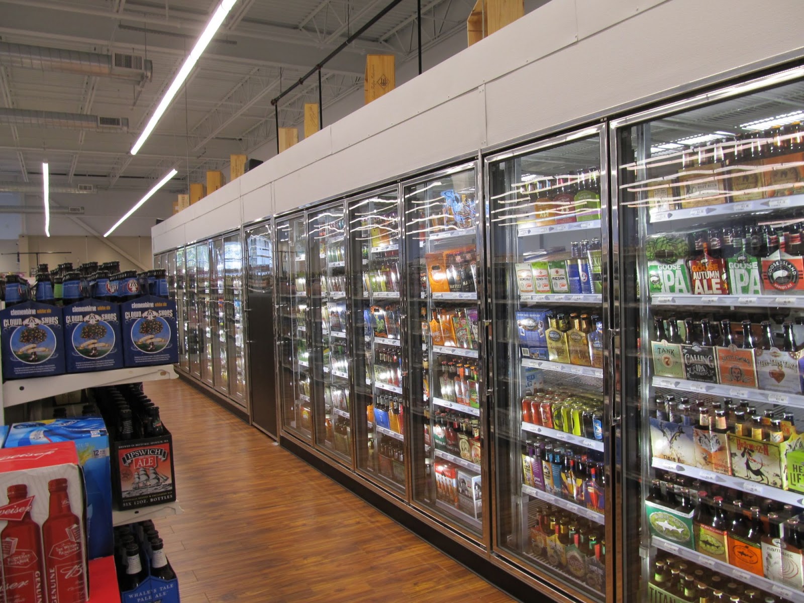 Bedford Mass What's new in Retail Lincoln Liquors Moves to Larger