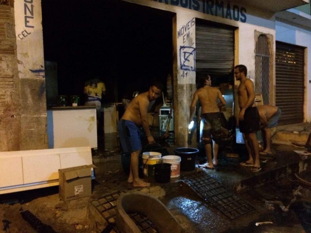 Voluntários controlam incêndio em marcenaria no bairro da Missão em Jacobina