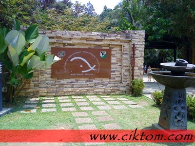 Pintu masuk kecil ke pusat gajah