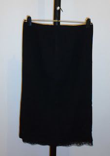 TUTTISFRUTTI: vestido gris, negro, polleras negras en percha y