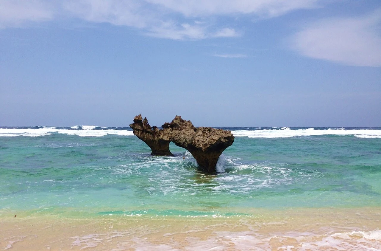 沖繩-沖繩景點-推薦-古宇利島-心型礁岩-沖繩自由行景點-沖繩北部景點-沖繩旅遊-沖繩觀光景點-Okinawa-attraction-Kouri-Jima-Heart-Rock-Toruist-destination