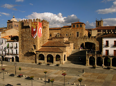 Acceso al Casco Histórico desde la Plaza Mayor - Cáceres - que visitar