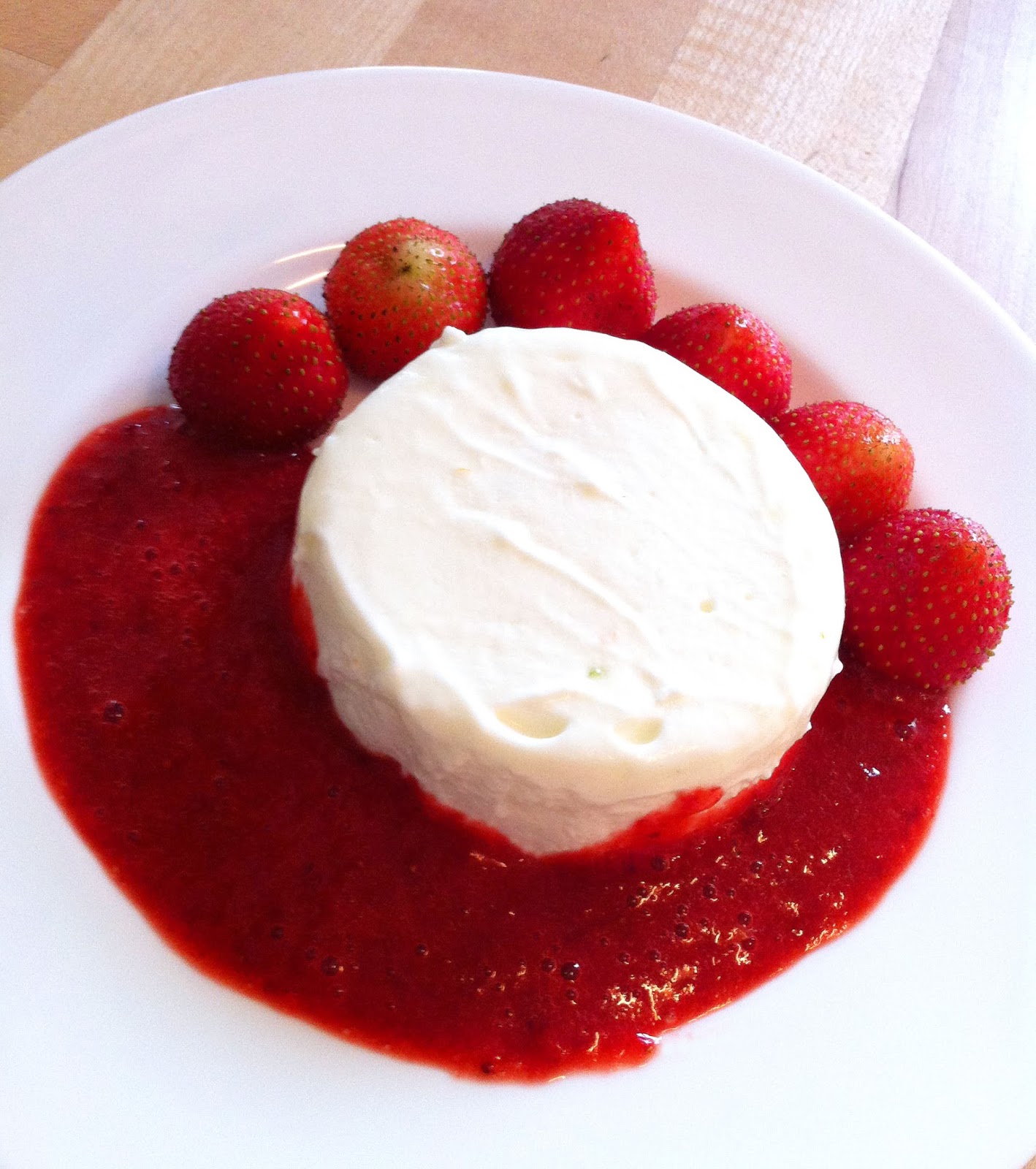 CUISINER BIEN : Buttermilch-Mousse mit Erdbeer-Sauce