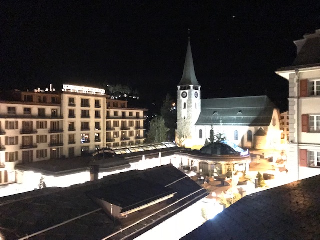 スイス・ツェルマットのホテルから見た夜の教会の眺め