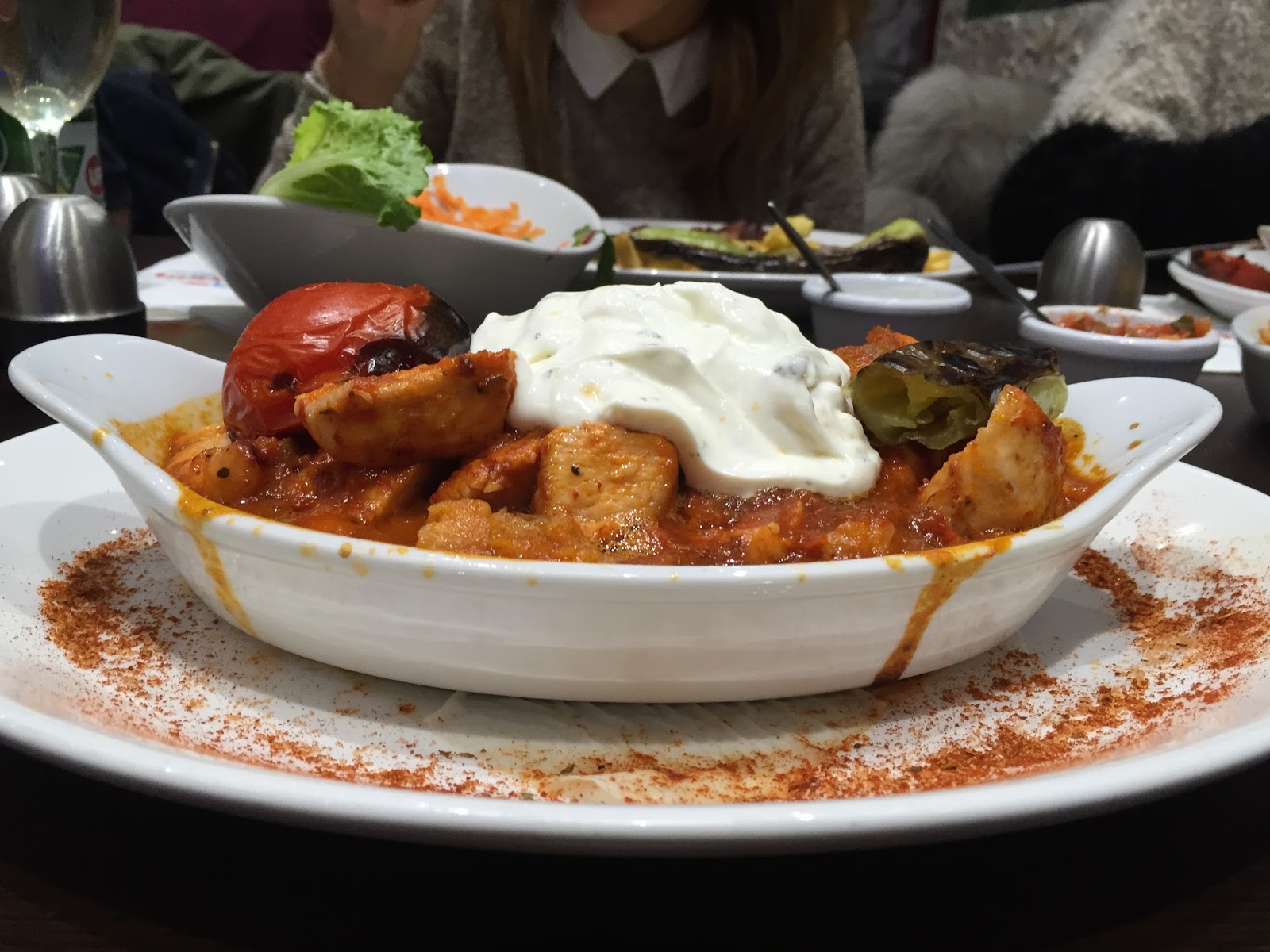 A bowl of chicken kebab and yoghurt