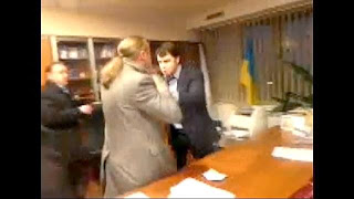 Сврбодовец Мирошниченко избивает президента Первого национального телеканала