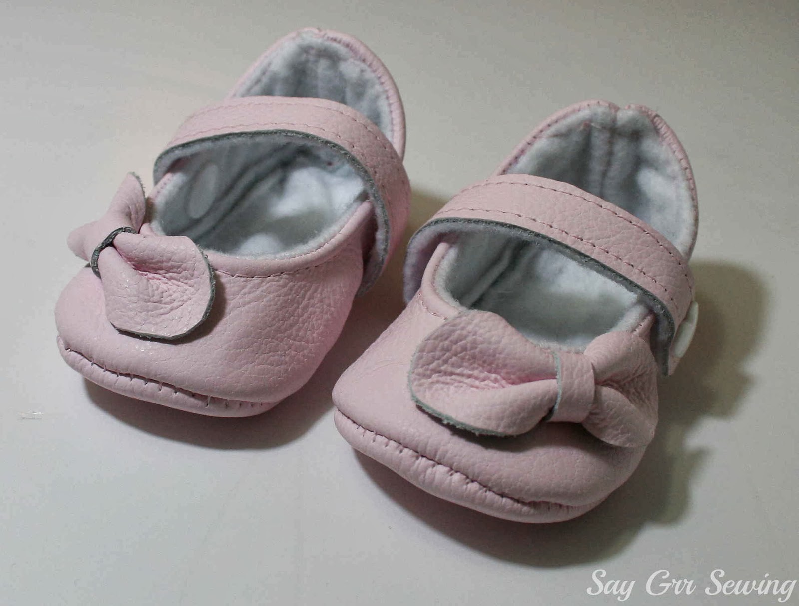 Say Grr Sewing: Pink Bow Baby Shoes