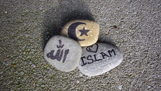 Apakah Agama Islam Itu? Agama islam adalah agama yang dibawa Oleh Nabi Muhammad SAW sebagai penyempurna ajaran agama sebelumnya. Allah SWT telah menyempurnakan agama islam dan telah menjadikan sebagai kenikmatan yang luarbiasa sempurna bagi hamba-hamba-Nya. Allah SWT berfirman, “Pada hari ini telah Aku sempurnakan agama untukmu dan telah Aku cukupkan nikmat-Ku bagimu dan telah Aku ridhai islam sebagai agamamu.” (QS. Al-Maidah :3) Hanya islamlah agama yang diridhai oleh Allah SWT tiada agama satupun yang diterima selain Islam. Allah SWT berfirman, “Sesungguhnya agama (yang diridhai) disisi Allah hanyalah islam.” (QS. Al-Imran :10) Tidak diterimanya agama selain Islam dan dirinya termasuk orang yang merugi di akhirat Allah SWT berfirman, “Dan barang siapa yang mencari agama selain agama Islam maka sekali-kali tidaklah akan diterima (agama itu) darinya dan dia di akhirat termasuk orang yang merugi.” (QS. Ali ‘Imram: 85) Maka dari itu kita sebagai umat islam harus selalu bersukur dengan segala nikmat yang Allah berikan kepada kita yaitu nikmat Islam. Semoga bermanfaat