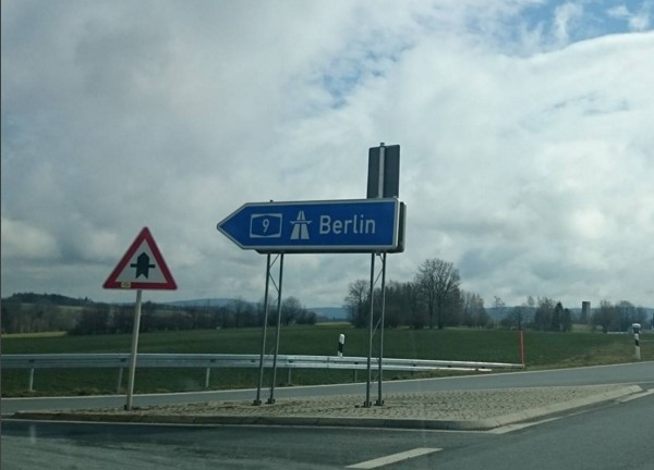 wir fahren nach Berlin, Berlin Straßenschild, Autobahn 