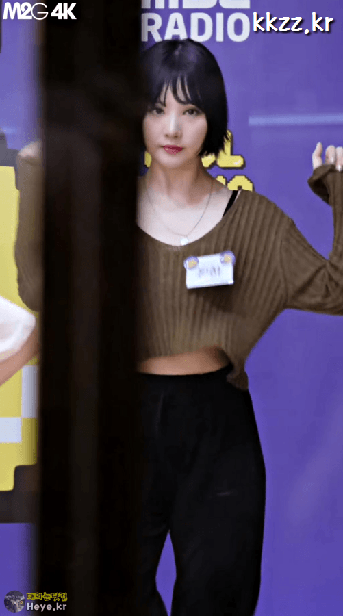 여자친구, 상의가 펄럭이는 은하..