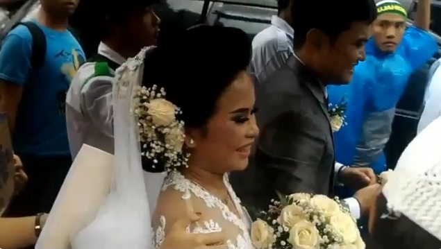 Rasa haru dan bahagia pengantin saat dikawal peserta Aksi Damai 112 menuju Gereja Katedral, Jumat (11/2/2017).