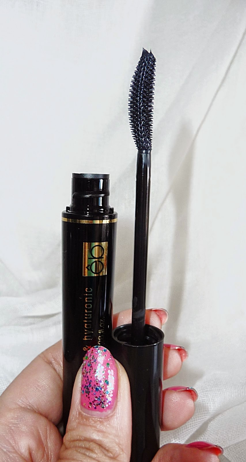 Envuelta en crema Gloss y máscara de pestañas de Etre Belle. ¿El secreto? Ácido hialurónico