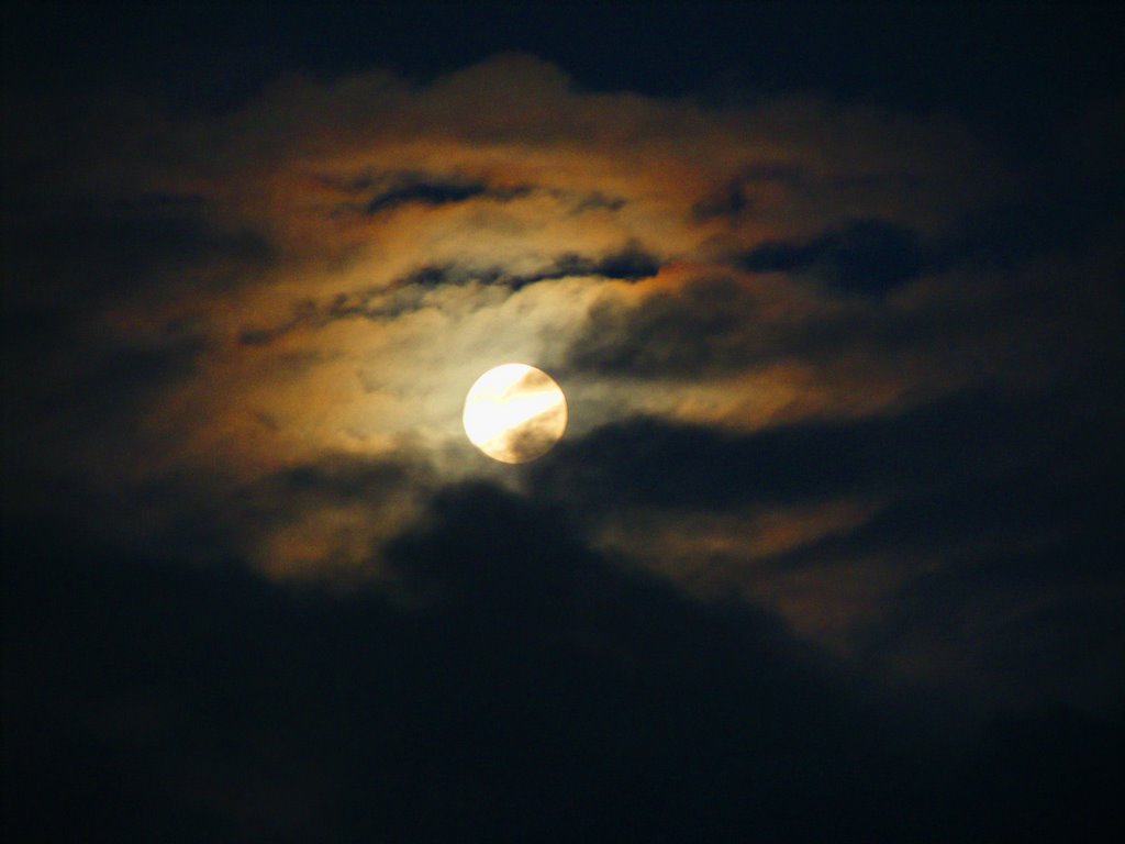 Желтая луна песни. Луна и тучи. Желтая Луна в облаках. Желтая Луна в тучах. Желтая Луна ночью облака.