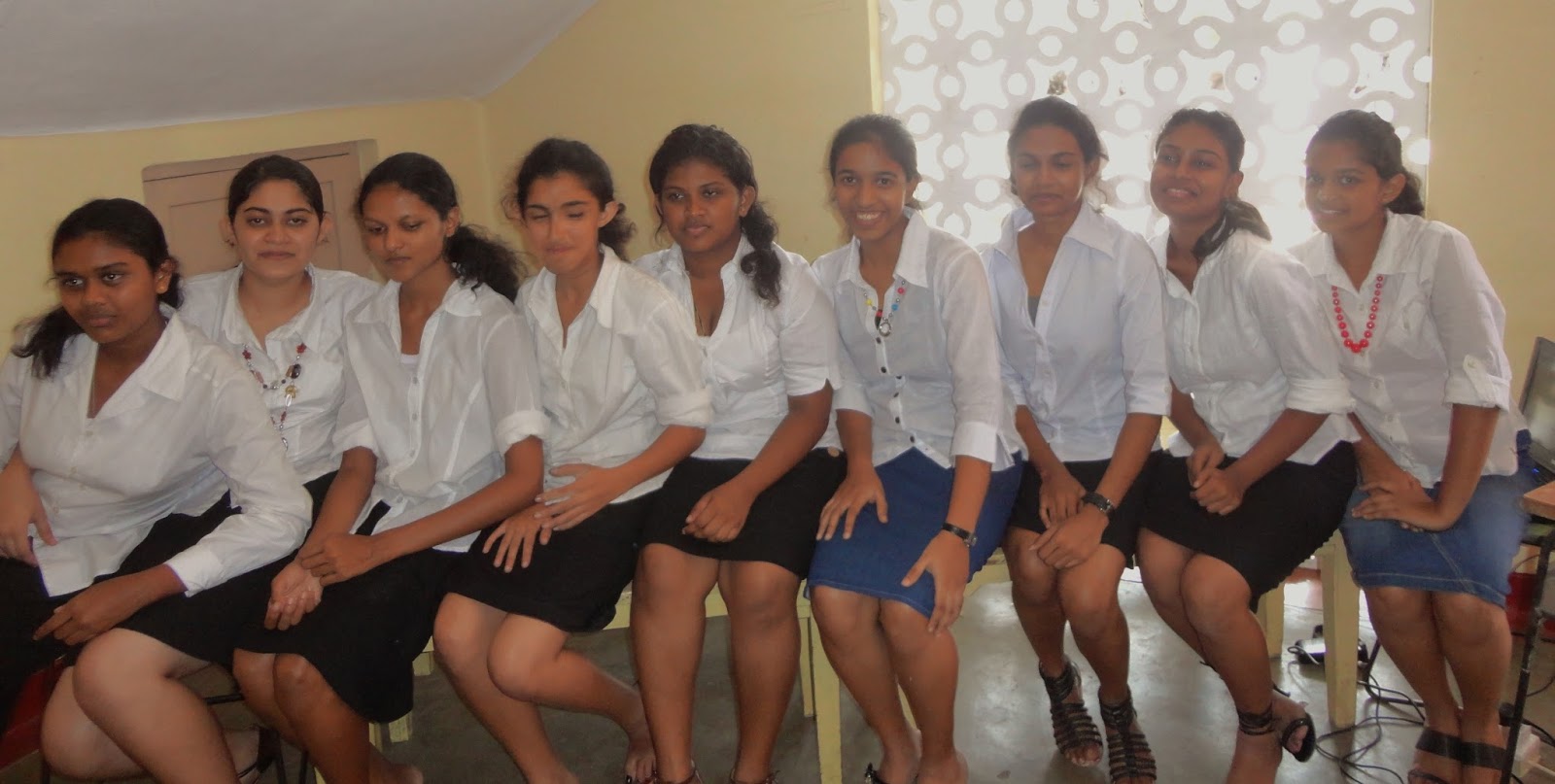 Форма шри. Sri Lanka School. Srilankan School girls. Village indian School girls. Sri Lanka School Legs.