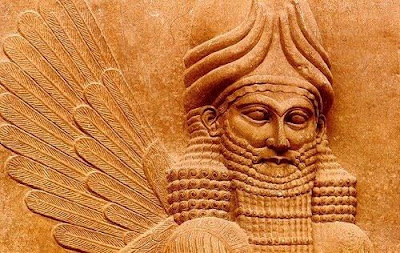 Peradaban Tertua di Dunia Peradaban Tertua di Dunia Peradaban tertua di dunia didirikan di wilayah yang dikenal sebagai Timur Tengah sekitar tahun 3500 SM, di Mesopotamia (Irak). Peradaban Sumeria, Akkadia, Babilonia, dan Asyur, semua berad di daerah ini. Tidak lama setelah peradaban Sumeria dimulai, lembah Sungai Nil di Mesir Kuno disatukan di bawah pimpinan Firaun pada milenium ke-4 SM, dan peradaban yang lain segera menyebar di kawasan bulan sabit subur di pesisir barat Laut Tengah. Bangsa Fenisia dan Israel membangun pemerintahan mereka di wilayah ini pula. 1. Mesopotamia Mesopotamia terletak di antara dua sungai besar, Eufrat dan Tigris. Daerah yang kini menjadi Republik Irak itu di zaman dahulu disebut Mesopotamia, yang dalam bahasa Yunani berarti "(daerah) di antara sungai-sungai". Nama Mesopotamia sudah digunakan oleh para penulis Yunani dan Latin kuno, sepertiPolybius (abad 2 SM) dan Strabo (60 SM-20 M). Sejarah Mesopotamia diawali dengan tumbuhnya sebuah peradaban, yang diyakini sebagai pusat peradaban tertua di dunia, oleh bangsa Sumer(ia) sekitar tahun 7000 SM. Bangsa Sumeria membangun beberapa kota kuno yang terkenal, yaitu Ur, Ereck, Kish, dll. Kehadiran seorang tokoh imperialistik dari bangsa lain yang juga mendiami kawasan Mesopotamia, bangsa Akkadia, dipimpin Sargon Agung, ternya melakukan sebuah