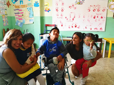Ana Elisa con algunos de los niños y niñas del Centro de Terapia Integral