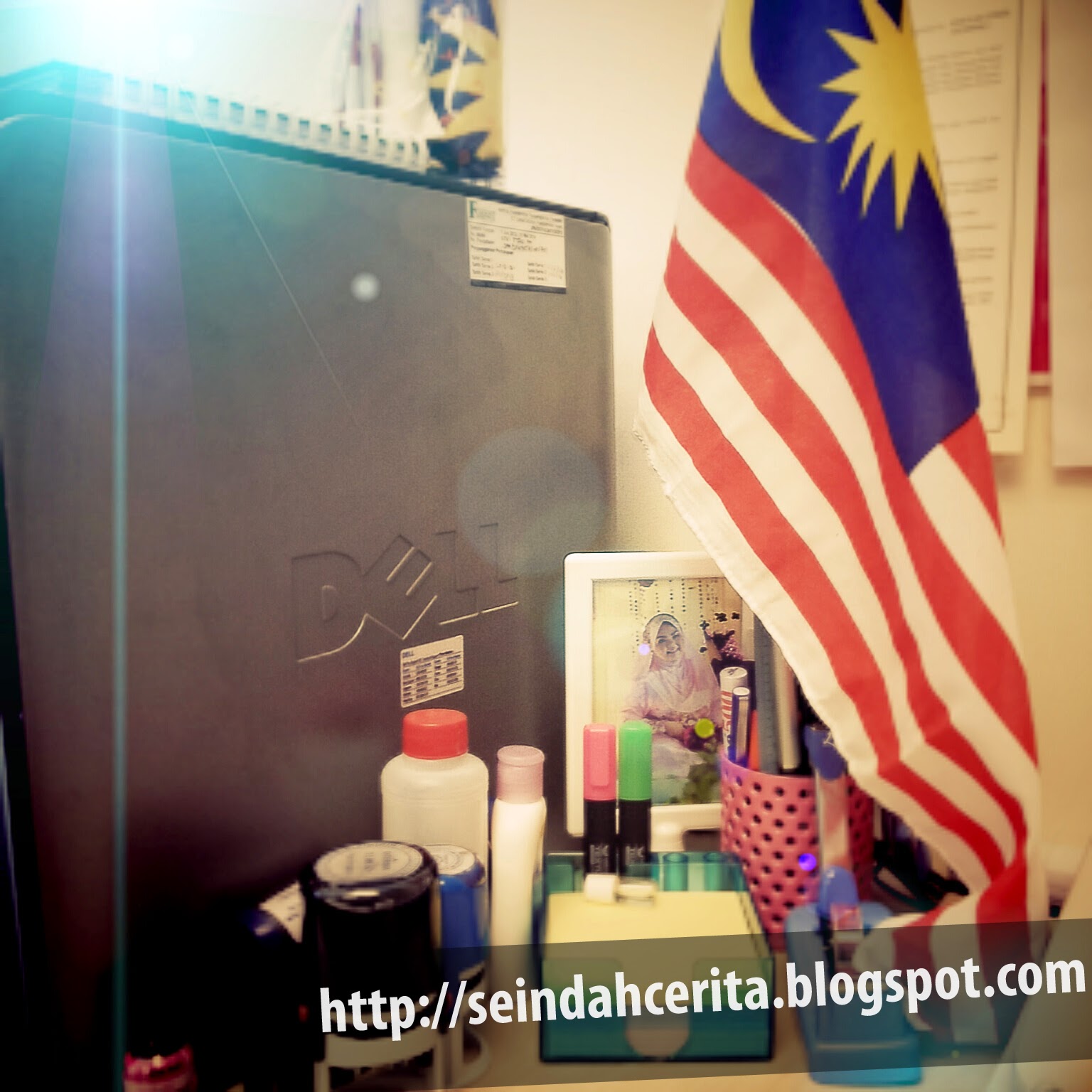 Lirik Lagu Di Sini Lahirnya Sebuah Cinta / SEKOLAH