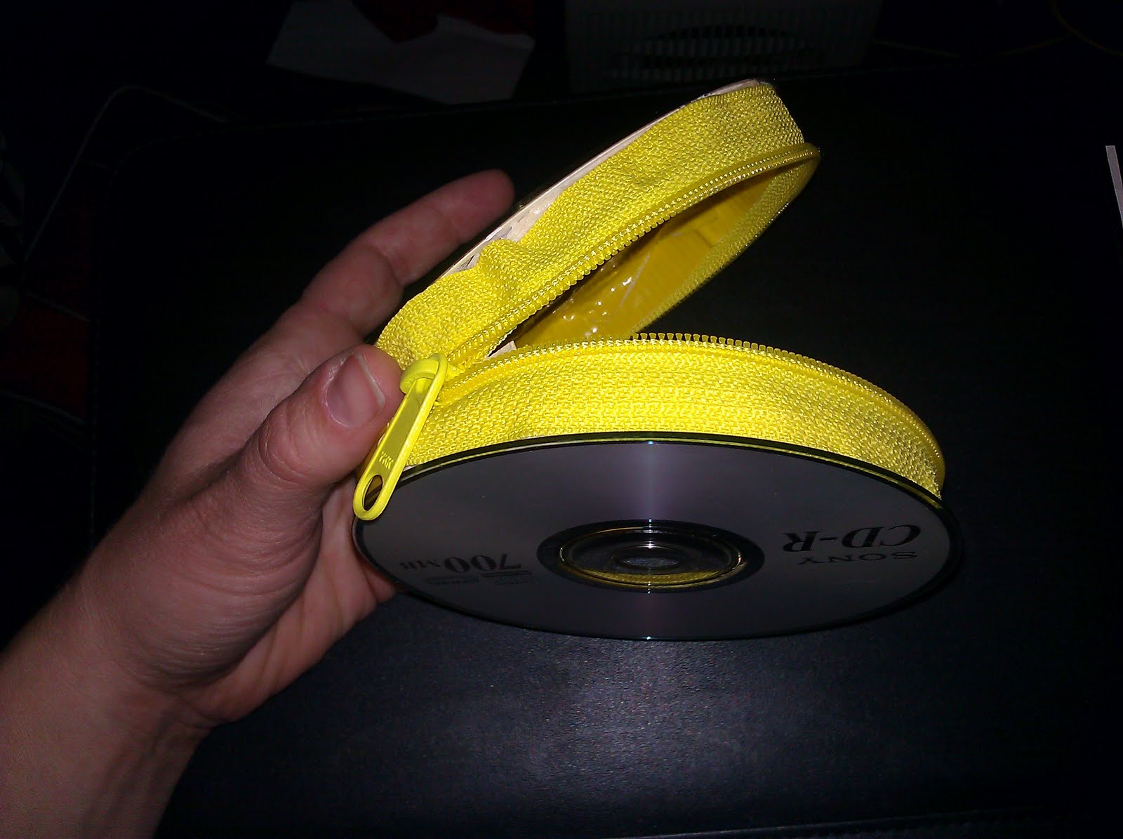 City Kitty's Blog Spot HOW TO Make a CD and duck tape purse, Recycle