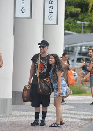 Paulo Gustavo desembarca com o marido no Rio após férias nos EUA Paulo Gustavo desembarca com o marido no Rio após férias nos EUA