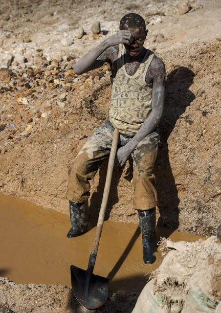 Lihatlah Derita Para Penambang Ini yang Bertaruh Nyawa Demi Dapatkan Bahan Baku Ponsel Lihatlah Derita Para Penambang Ini yang Bertaruh Nyawa Demi Dapatkan Bahan Baku Ponsel