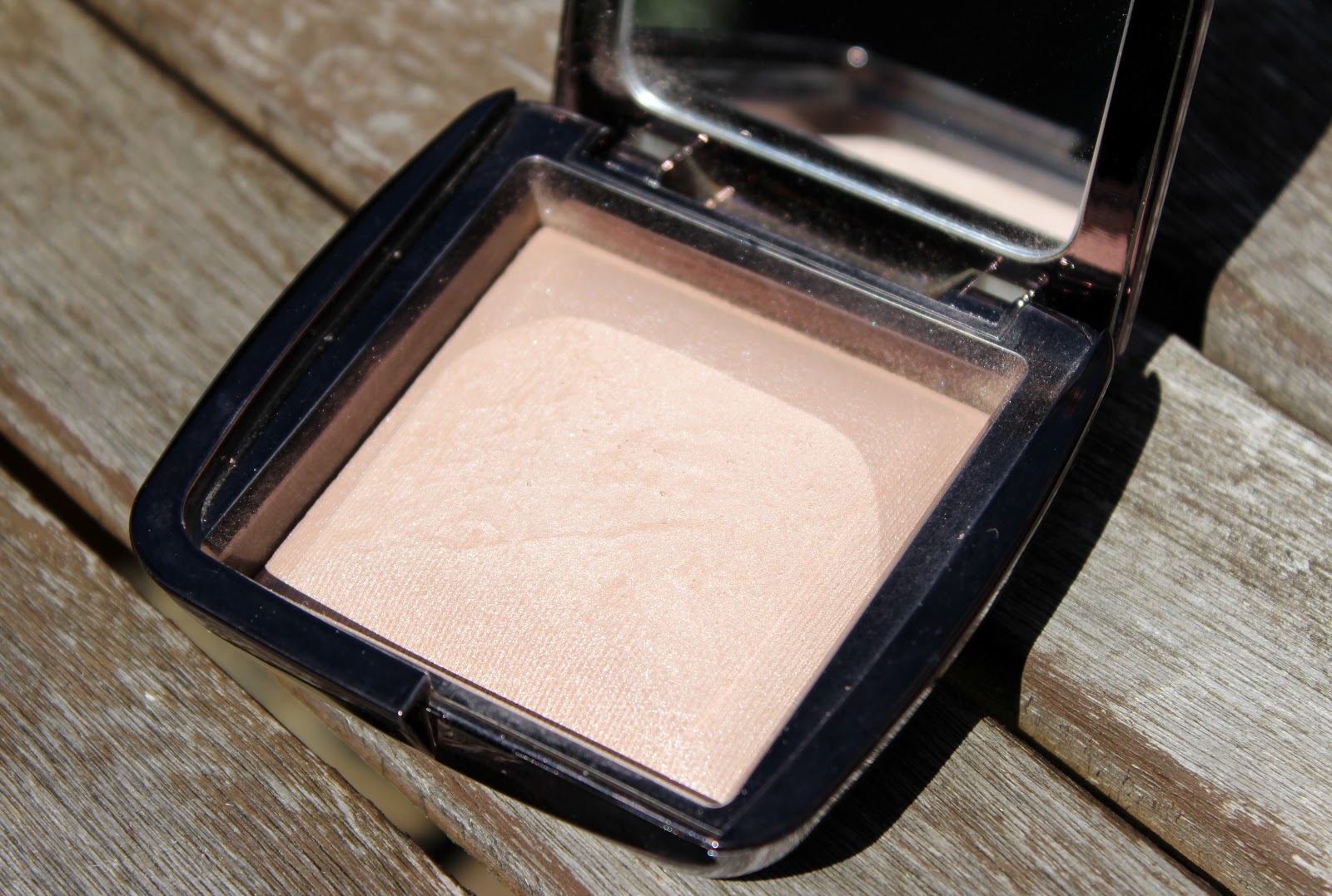 Hourglass Ambient Lighting Powder in Luminous Light LITTLE RED