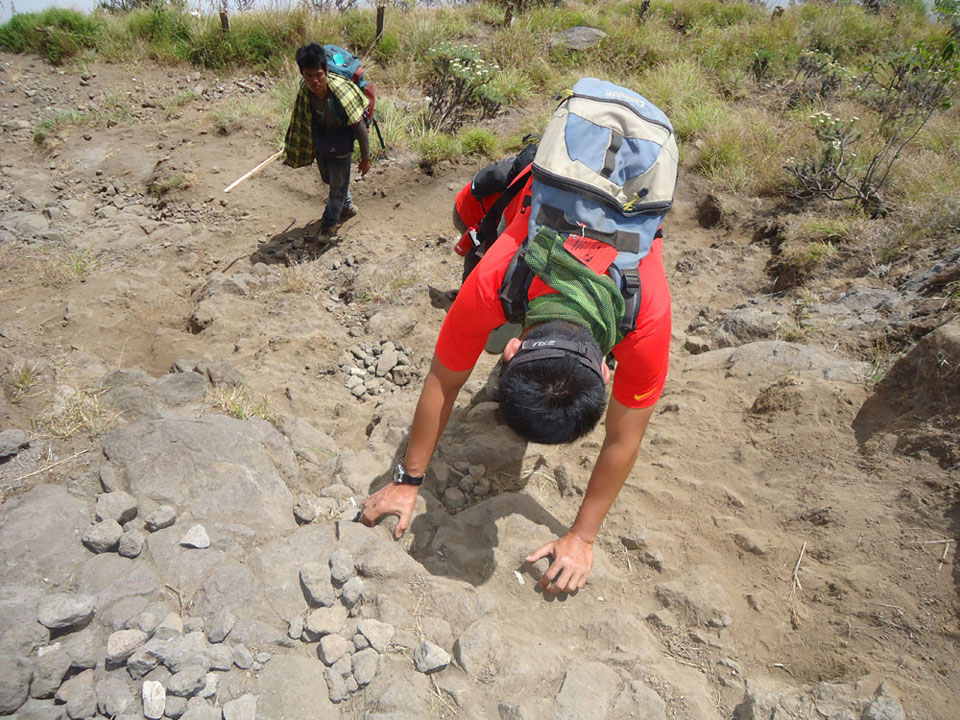 Para pendaki harus lincah menuruni lereng kawah ke danau Segara Anak, kemiringan kawah dari 20 derajat hingga 70 derajat, Gunung Rinjani Para pendaki harus lincah menuruni lereng kawah ke danau Segara Anak, kemiringan kawah dari 20 derajat hingga 70 derajat, Gunung Rinjani