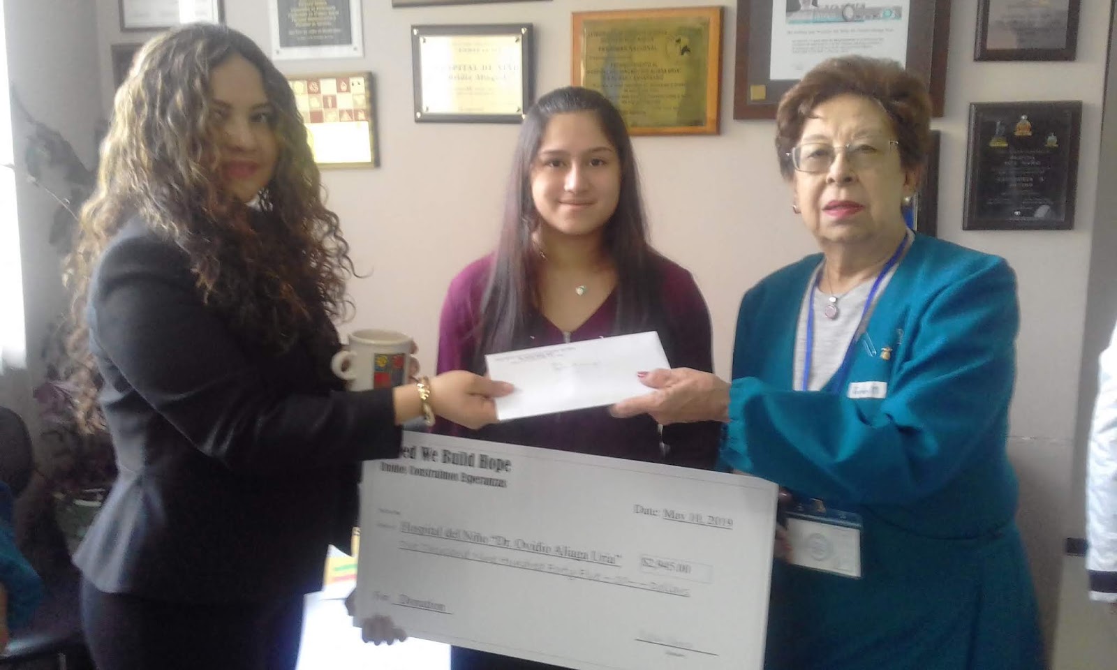 Paola Camargo y su hija Nataly Abarca junto a Eugenia Cardoso, de las damas voluntarias del Hospital del Niño / JAVS