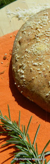Ένα ξεχωριστό ψωμί με πατάτα, πεκορίνο και δεντρολίβανο