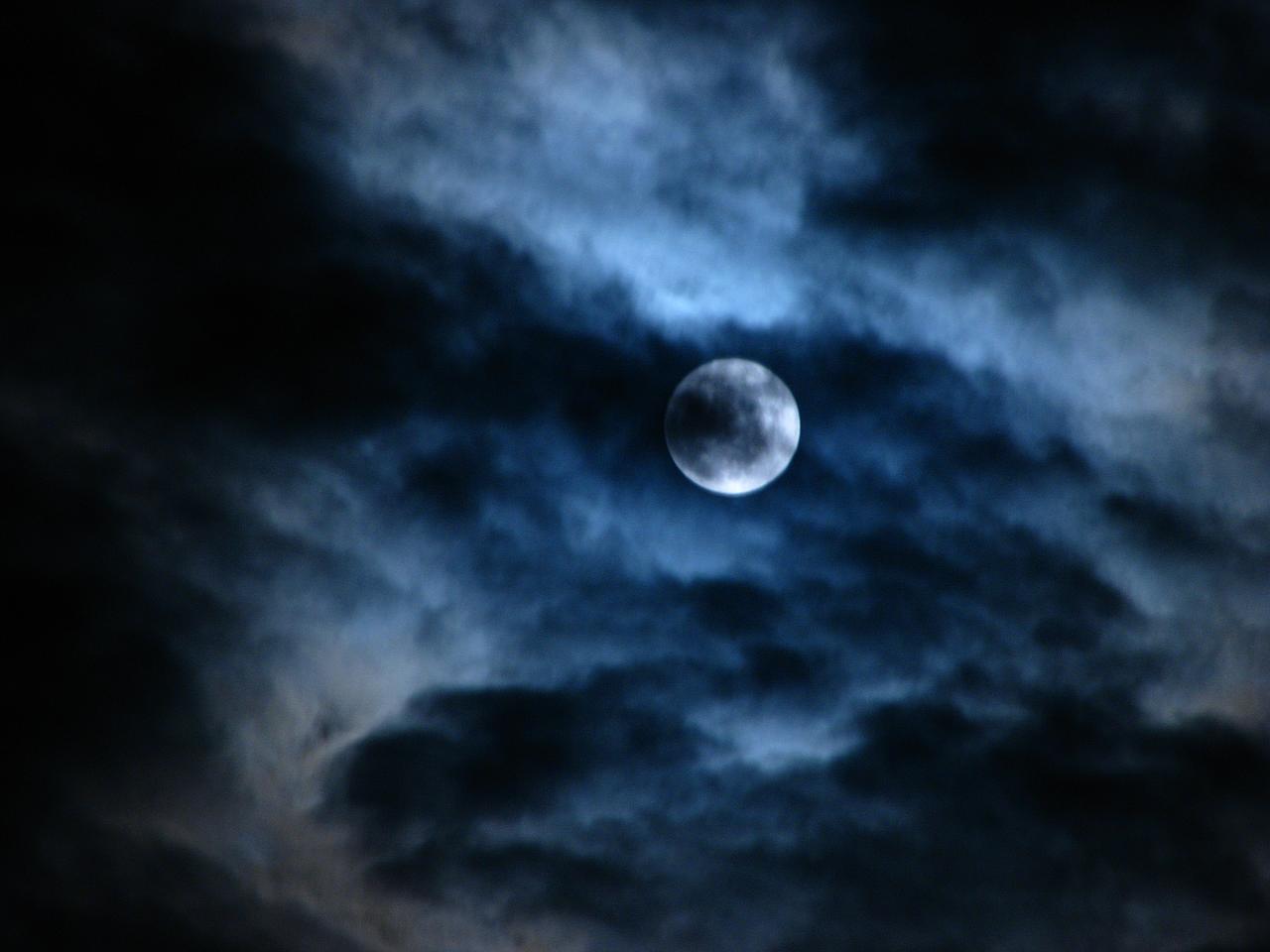 Песни а на небе луна. Ночное небо с луной. Луна на небе. Фото Луны. Темное небо с луной.