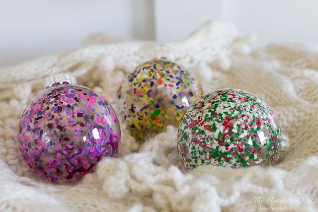 bolas de navidad transparentes con ceras derretidas