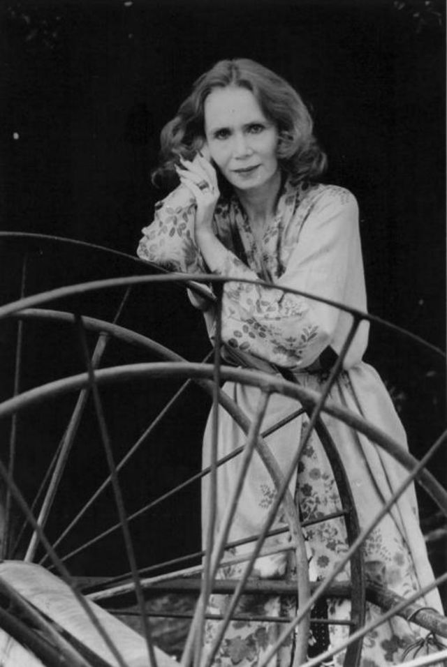 20 Beautiful Vintage Photos of Katherine Helmond From Between the Late