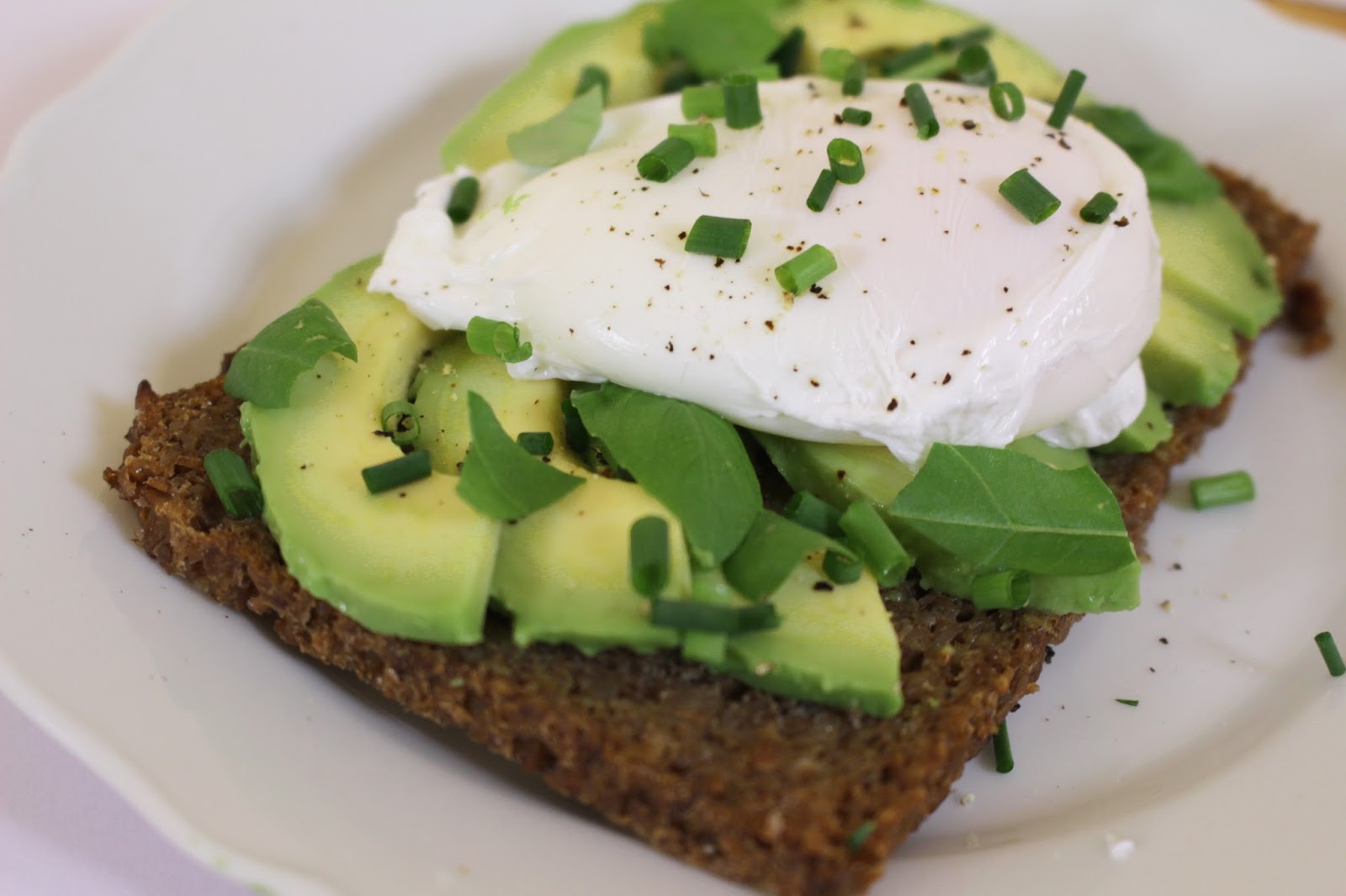 Avocado-Brot mit pochiertem Ei | 15-Minuten Rezept | FLOWERS &amp; POLKADOTS