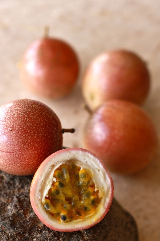 what does passion fruit taste like, can you eat the seeds