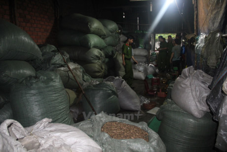 Bat qua tang doanh nghiep phun hoa chat tao mui len hang tan tra - Anh 2