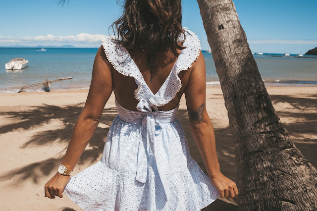 Urocza sukienka z kokardą na Madagaskarskiej plaży - Czytaj więcej