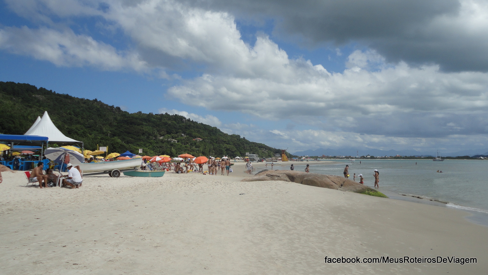 Conheça a Praia do Forte, em