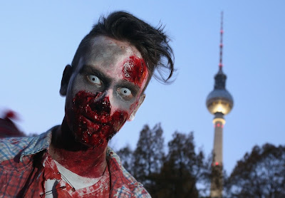 Uno Zombie davanti alla Fernsehturm in Alexanderplatz durante l'ultima ZombieWalk berlinese