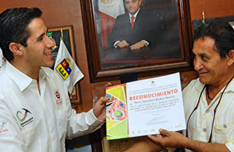 Ayuntamiento de Cozumel da reconocimiento al artesano Ángel Armando Muñoz Novelo